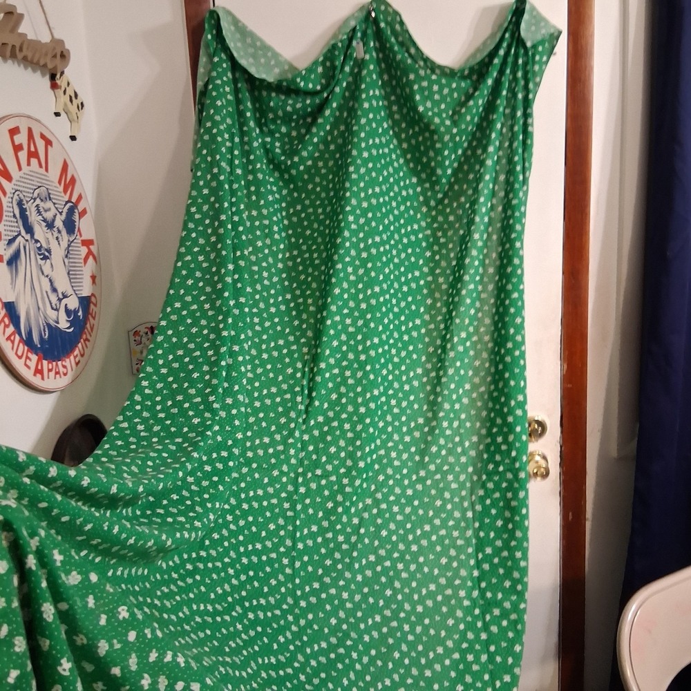 Vintage‎ Christmas Tablecloth Green White AOP Whimsical Lovely 80s 90s VGUC
